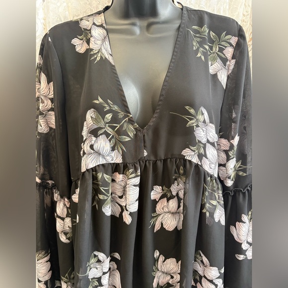 Black Floral V-Neck Peplum Tunic with Bell Sleeves - Picture 3 of 5